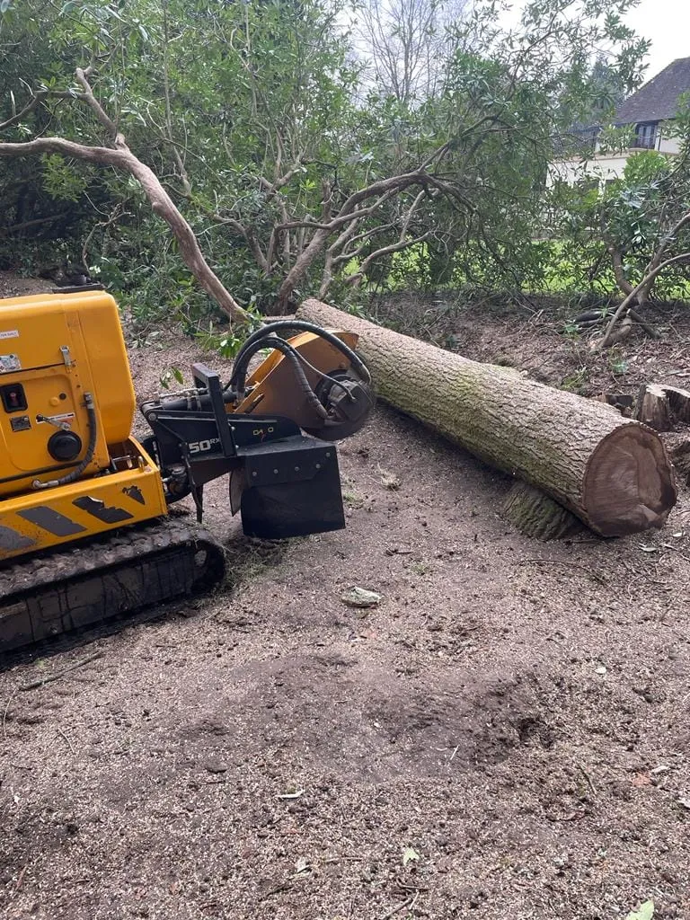 there is a small machine that is sitting on the ground